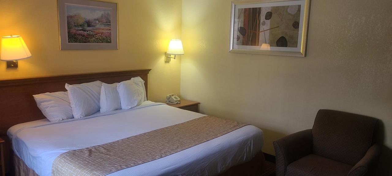 Travelodge By Wyndham Airport Platte City Екстер'єр фото