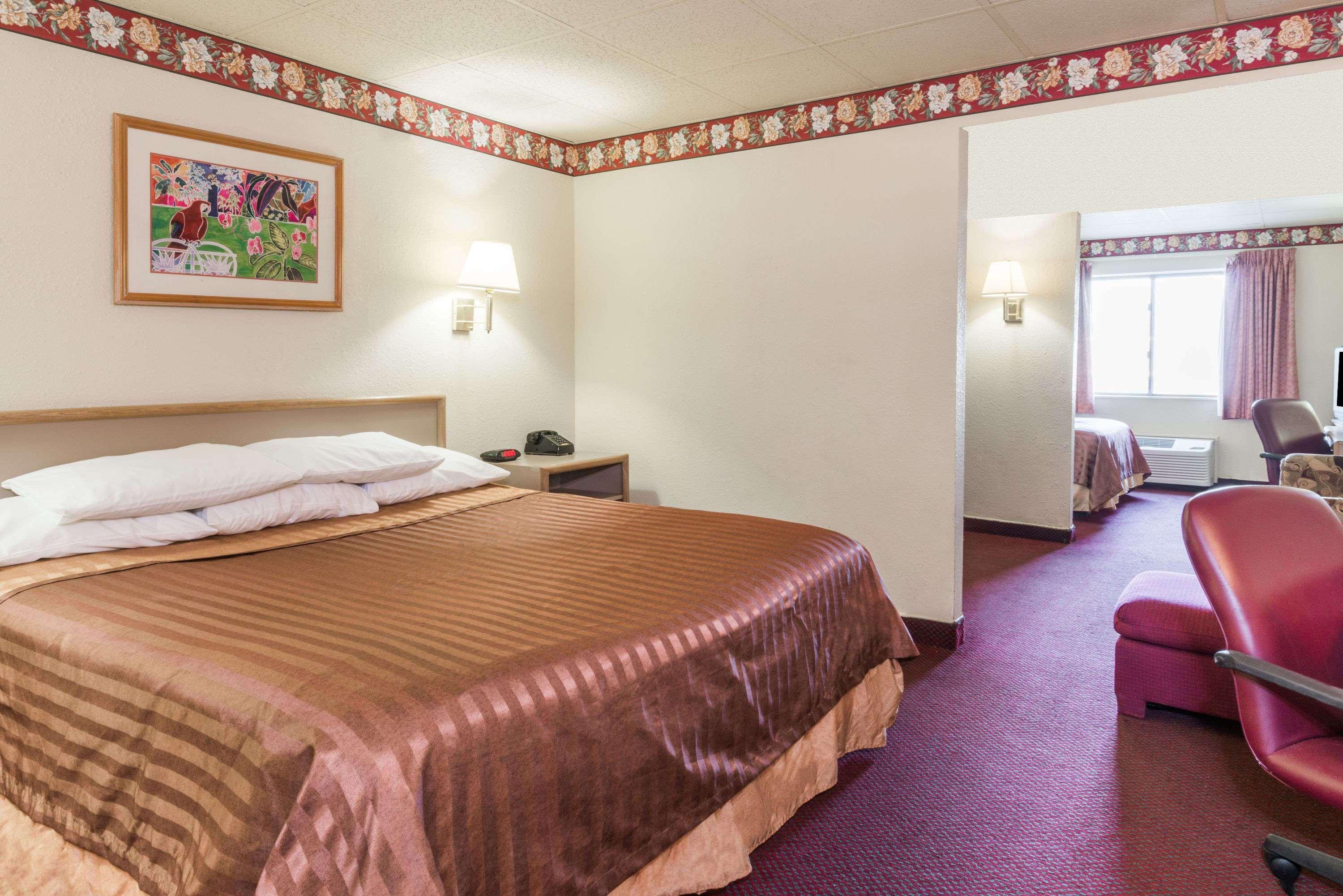 Travelodge By Wyndham Airport Platte City Екстер'єр фото