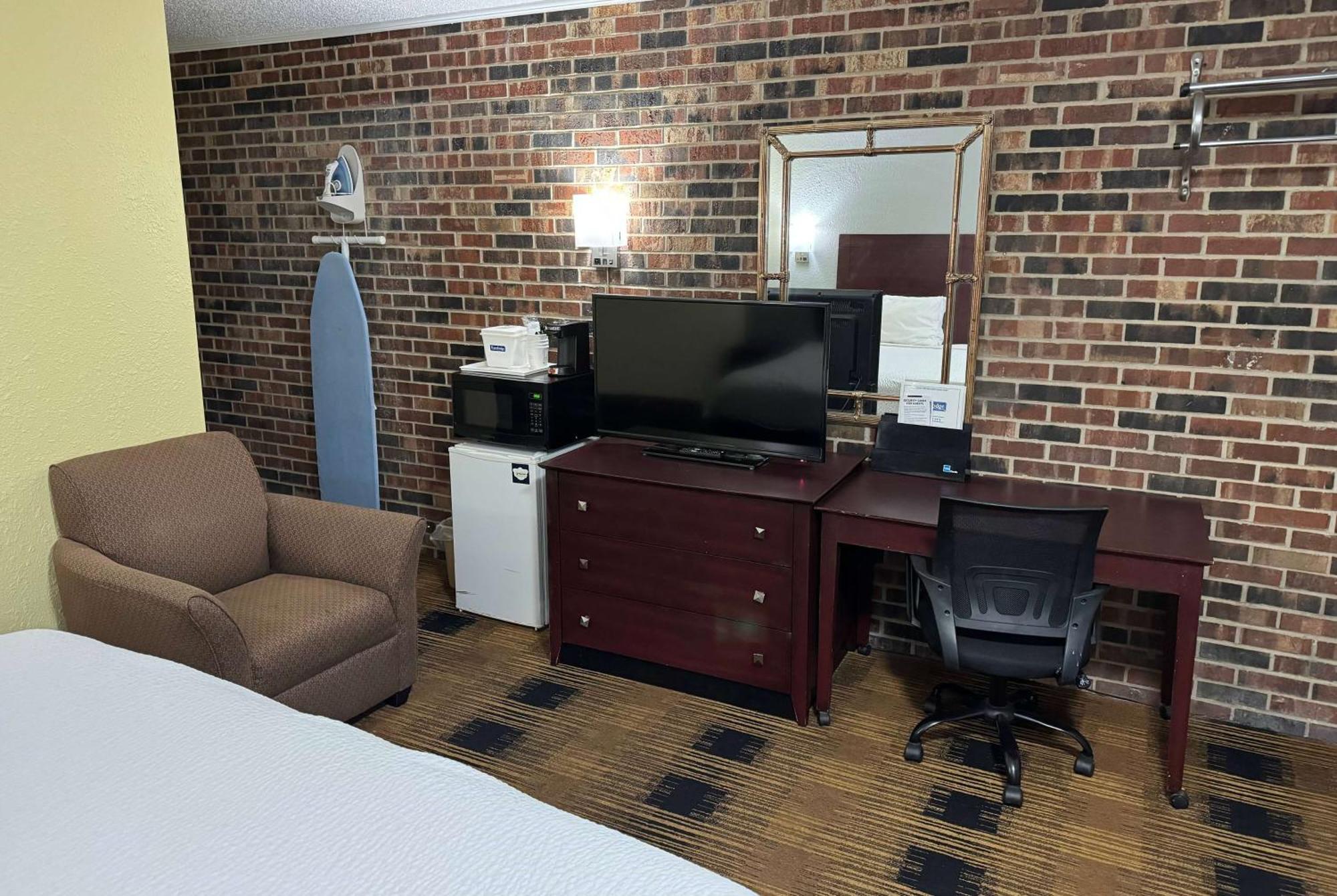 Travelodge By Wyndham Airport Platte City Екстер'єр фото